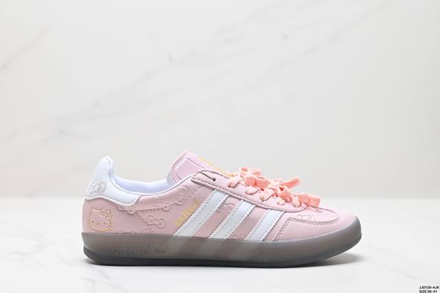 公司级adidas Originals Gazelle Indoor 阿迪达斯 低帮 草莓熊 这款经典鞋，忠于原版设计，鞋面整体以紫色麂皮呈现，侧边经典白色皮革