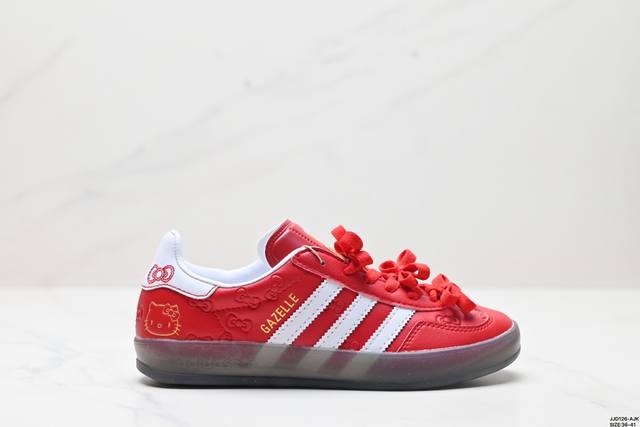 公司级adidas Originals Gazelle Indoor 阿迪达斯 低帮 草莓熊 这款经典鞋，忠于原版设计，鞋面整体以紫色麂皮呈现，侧边经典白色皮革