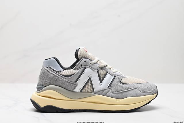 公司级new Balance Nb5740系列 凭借多种严选的优质素材重塑出让人耳目一新又充满层次感的革新中低结构。为呼应90年代的巨大化潮流，鞋侧也点题采用了