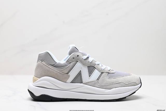 公司级new Balance Nb5740系列 凭借多种严选的优质素材重塑出让人耳目一新又充满层次感的革新中低结构。为呼应90年代的巨大化潮流，鞋侧也点题采用了