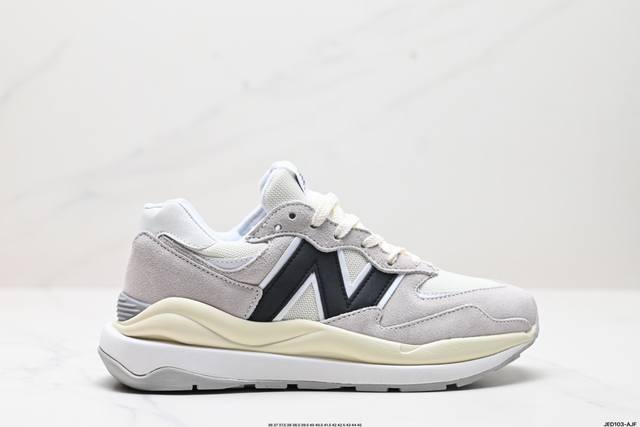 公司级new Balance Nb5740系列 凭借多种严选的优质素材重塑出让人耳目一新又充满层次感的革新中低结构。为呼应90年代的巨大化潮流，鞋侧也点题采用了