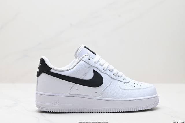 公司级耐克nike Air Force 1‘07 空军一号低帮百搭休闲运动板鞋。柔软、弹性十足的缓震性能和出色的中底设计，横跨复古与现代的外型结合，造就出风靡全