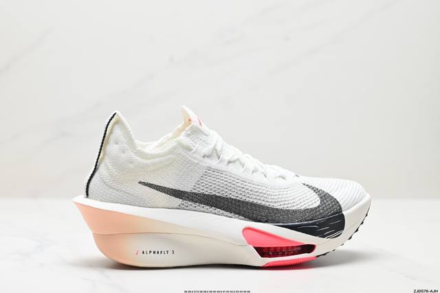 公司级新品发布 Nike Air Zoom Alphafly Next%3 整体采用前作的设计语言，并且对后者的细节进行升级，马拉松和长距离路跑的性能极限设计而