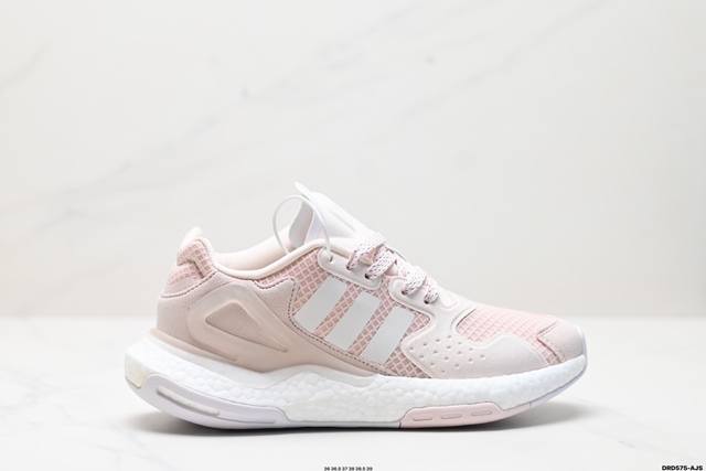 公司级adidas Day Jogger 日行者 原楦型数据开发纸版 网材鞋面搭配合成绒面革饰面 中底嵌入全掌boost爆米花缓震颗粒材质,棉质脚感体验科技全副