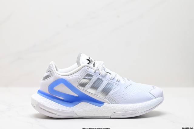 公司级adidas Day Jogger 日行者 原楦型数据开发纸版 网材鞋面搭配合成绒面革饰面 中底嵌入全掌boost爆米花缓震颗粒材质,棉质脚感体验科技全副