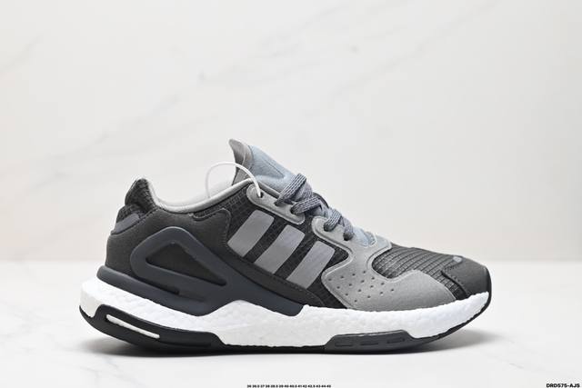 公司级adidas Day Jogger 日行者 原楦型数据开发纸版 网材鞋面搭配合成绒面革饰面 中底嵌入全掌boost爆米花缓震颗粒材质,棉质脚感体验科技全副