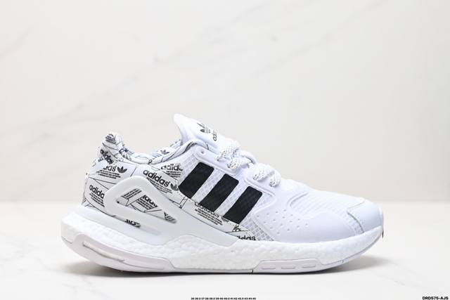 公司级adidas Day Jogger 日行者 原楦型数据开发纸版 网材鞋面搭配合成绒面革饰面 中底嵌入全掌boost爆米花缓震颗粒材质,棉质脚感体验科技全副