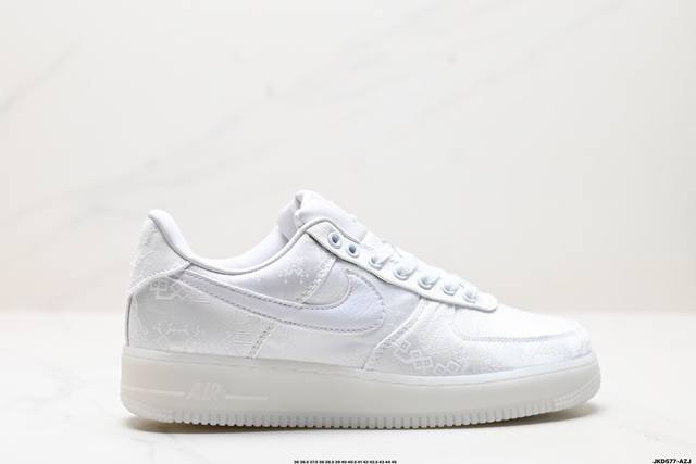 公司级耐克nike Air Force 1‘07 空军一号低帮百搭休闲运动板鞋。柔软、弹性十足的缓震性能和出色的中底设计，横跨复古与现代的外型结合，造就出风靡全