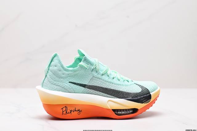 公司级新品发布 Nike Air Zoom Alphafly Next%3 整体采用前作的设计语言，并且对后者的细节进行升级，马拉松和长距离路跑的性能极限设计而