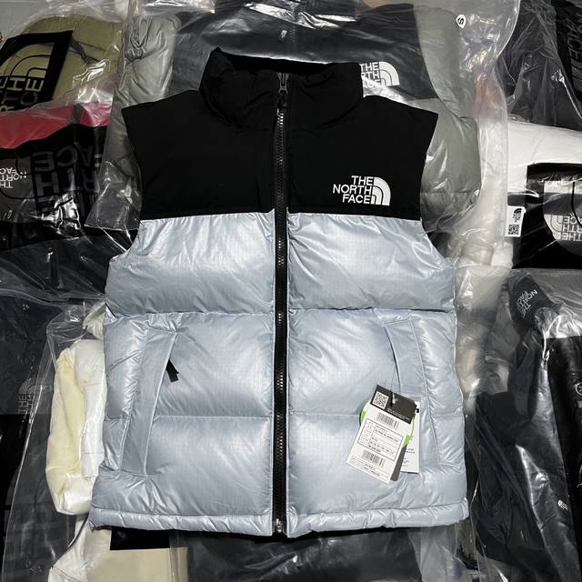 The North Face｜北面nuptse 大格子马甲 羽绒服 颜色：白色、黑色、灰色、以太蓝、地球、 尺码：Xs、S、M、L、Xl、Xxl、 刺绣采用进口