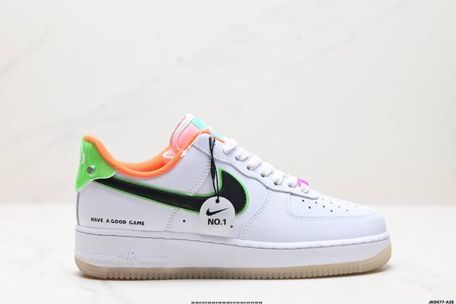 公司级耐克nike Air Force 1‘07 空军一号低帮百搭休闲运动板鞋。柔软、弹性十足的缓震性能和出色的中底设计，横跨复古与现代的外型结合，造就出风靡全