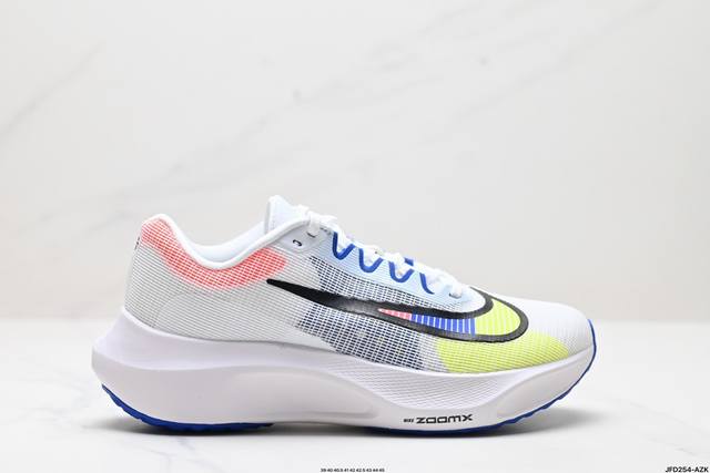 公司级nk Zoom Fly 5 Prm 不可战胜系列轻量飞织低帮休闲运动慢跑鞋 此鞋专为短跑运动员而生，是为 5 至 10 公里距离的赛事和训练打造。整体设计