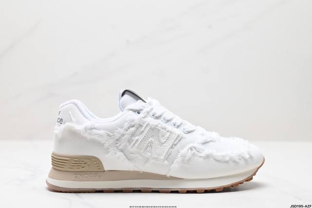 公司级miu Miu X New Balance Nb574联名复古跑鞋 卡其色出货采用仿旧鞋面设计 侧边和鞋背部分 特意没有缝合布料与皮革 边缘散开的的毛边清