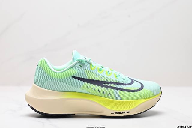 公司级nk Zoom Fly 5 Prm 不可战胜系列轻量飞织低帮休闲运动慢跑鞋 此鞋专为短跑运动员而生，是为 5 至 10 公里距离的赛事和训练打造。整体设计