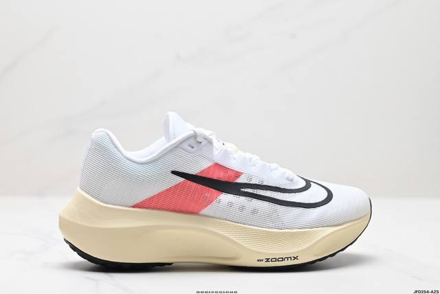 公司级nk Zoom Fly 5 Prm 不可战胜系列轻量飞织低帮休闲运动慢跑鞋 此鞋专为短跑运动员而生，是为 5 至 10 公里距离的赛事和训练打造。整体设计