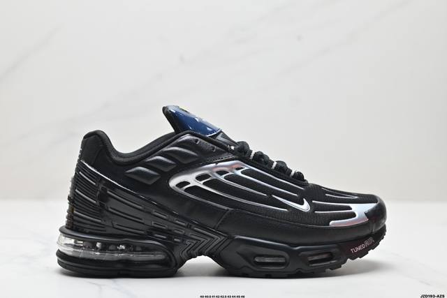 真标耐克 Nike Air Max Plus是nike旗下另类鞋款的代表，Tn 它诞生于1996年，是第一款使用tunedair气垫的跑鞋，其特点就在于实现各气