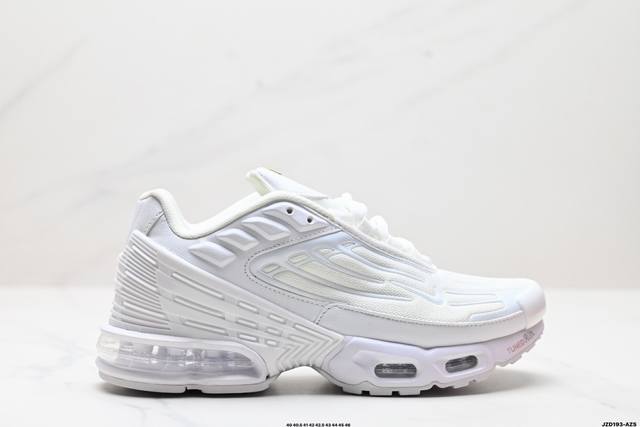 真标耐克 Nike Air Max Plus是nike旗下另类鞋款的代表，Tn 它诞生于1996年，是第一款使用tunedair气垫的跑鞋，其特点就在于实现各气