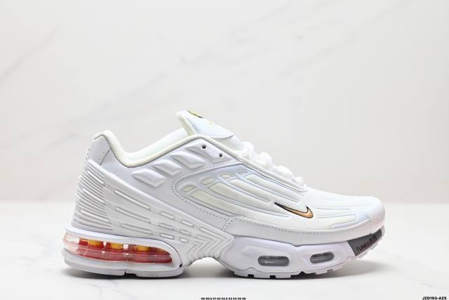 真标耐克 Nike Air Max Plus是nike旗下另类鞋款的代表，Tn 它诞生于1996年，是第一款使用tunedair气垫的跑鞋，其特点就在于实现各气