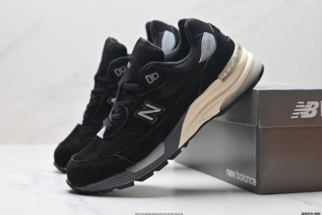 公司级新百伦jound × New Balance 992 复古风格鞋面采用猪皮革与织物相结合，尼龙网布在拼接工序上极为繁复，彰显质感的同时带来舒适透气的体验；