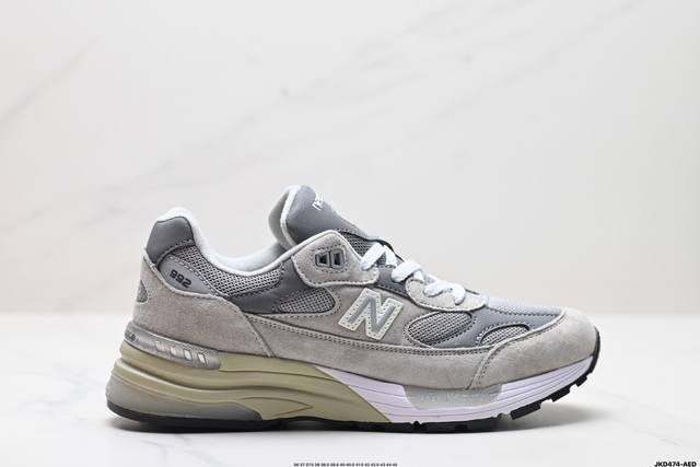 公司级新百伦jound × New Balance 992 复古风格鞋面采用猪皮革与织物相结合，尼龙网布在拼接工序上极为繁复，彰显质感的同时带来舒适透气的体验；