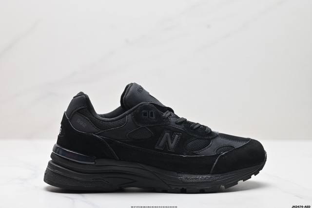 公司级新百伦jound × New Balance 992 复古风格鞋面采用猪皮革与织物相结合，尼龙网布在拼接工序上极为繁复，彰显质感的同时带来舒适透气的体验；