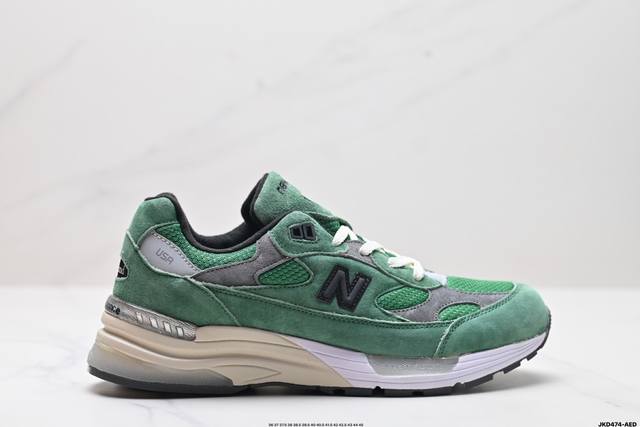 公司级新百伦jound × New Balance 992 复古风格鞋面采用猪皮革与织物相结合，尼龙网布在拼接工序上极为繁复，彰显质感的同时带来舒适透气的体验；