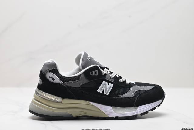 公司级新百伦jound × New Balance 992 复古风格鞋面采用猪皮革与织物相结合，尼龙网布在拼接工序上极为繁复，彰显质感的同时带来舒适透气的体验；