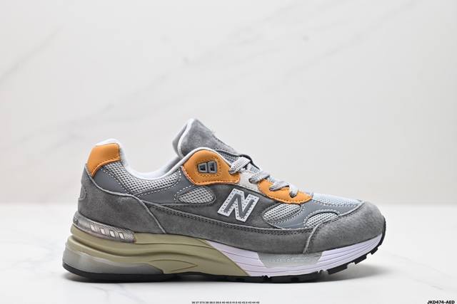 公司级新百伦jound × New Balance 992 复古风格鞋面采用猪皮革与织物相结合，尼龙网布在拼接工序上极为繁复，彰显质感的同时带来舒适透气的体验；