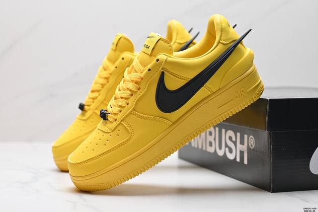 真标ambush X Nk Air Force 7 Low Sp 空军一号联名标志性的swoosh延伸至鞋跟之外 鞋舌和鞋垫上印有ambush品牌标志 整体简约