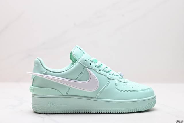 真标ambush X Nk Air Force 7 Low Sp 空军一号联名标志性的swoosh延伸至鞋跟之外 鞋舌和鞋垫上印有ambush品牌标志 整体简约