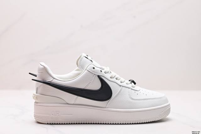 真标ambush X Nk Air Force 7 Low Sp 空军一号联名标志性的swoosh延伸至鞋跟之外 鞋舌和鞋垫上印有ambush品牌标志 整体简约