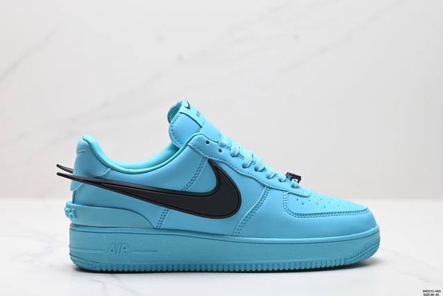 真标ambush X Nk Air Force 7 Low Sp 空军一号联名标志性的swoosh延伸至鞋跟之外 鞋舌和鞋垫上印有ambush品牌标志 整体简约