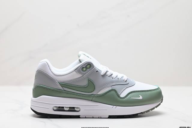 公司级nike Air Max 1 耐克气垫 缓震 耐磨运动鞋 鞋身材质均选择皮革 织物 麂皮多种材质覆盖 保证质感的前提下 层次感也相当不错 带有开窗式 Ai