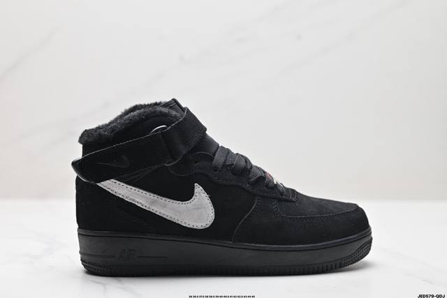 公司级耐克nike Air Force 1 Mid 07 空军一号中帮百搭休闲运动板鞋。柔软、弹性十足的缓震性能和出色的中底设计，横跨复古与现代的外型结合，造就