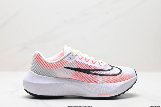 公司级nike Zoom Fly 5不可战胜系列轻量飞织低帮休闲运动慢跑鞋 此鞋专为短跑运动员而生 是为5至10公里距离的赛事和训练打造 整体设计采用流线型的轻