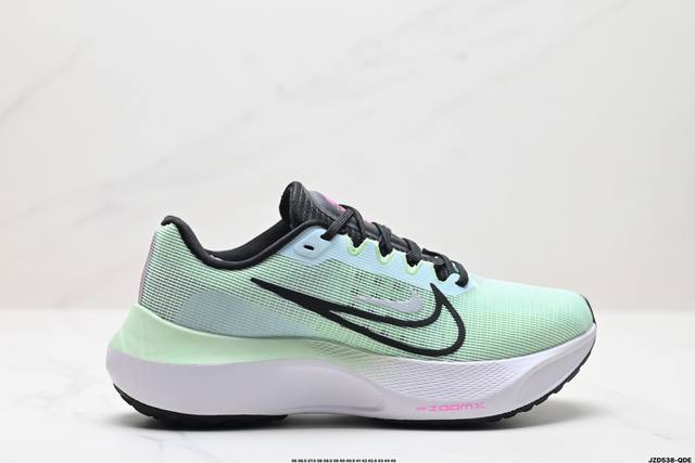 公司级nike Zoom Fly 5不可战胜系列轻量飞织低帮休闲运动慢跑鞋 此鞋专为短跑运动员而生 是为5至10公里距离的赛事和训练打造 整体设计采用流线型的轻