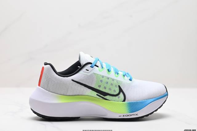 公司级nike Zoom Fly 5不可战胜系列轻量飞织低帮休闲运动慢跑鞋 此鞋专为短跑运动员而生 是为5至10公里距离的赛事和训练打造 整体设计采用流线型的轻