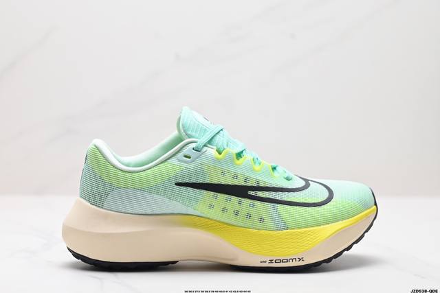 公司级nike Zoom Fly 5不可战胜系列轻量飞织低帮休闲运动慢跑鞋 此鞋专为短跑运动员而生 是为5至10公里距离的赛事和训练打造 整体设计采用流线型的轻