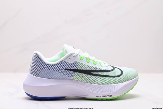 公司级nike Zoom Fly 5不可战胜系列轻量飞织低帮休闲运动慢跑鞋 此鞋专为短跑运动员而生 是为5至10公里距离的赛事和训练打造 整体设计采用流线型的轻