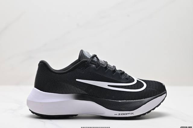 公司级nike Zoom Fly 5不可战胜系列轻量飞织低帮休闲运动慢跑鞋 此鞋专为短跑运动员而生 是为5至10公里距离的赛事和训练打造 整体设计采用流线型的轻