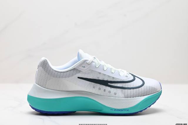 公司级nike Zoom Fly 5不可战胜系列轻量飞织低帮休闲运动慢跑鞋 此鞋专为短跑运动员而生 是为5至10公里距离的赛事和训练打造 整体设计采用流线型的轻