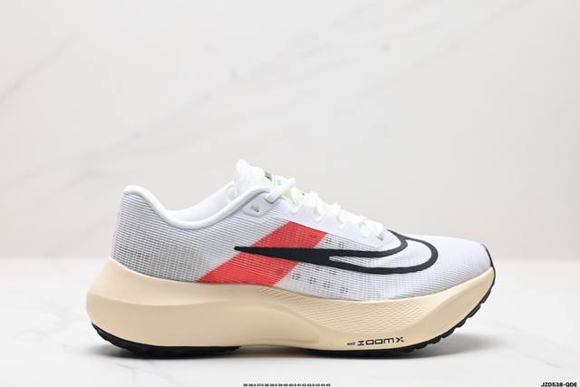 公司级nike Zoom Fly 5不可战胜系列轻量飞织低帮休闲运动慢跑鞋 此鞋专为短跑运动员而生 是为5至10公里距离的赛事和训练打造 整体设计采用流线型的轻