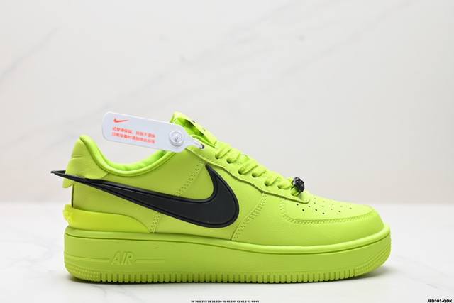 公司级ambush X Nk Air Force 1‘07 Low ”Phantom“ 联名款 空军一号低帮休闲板鞋 #鞋款鞋身以及内衬均采用了纯色皮革打造，标