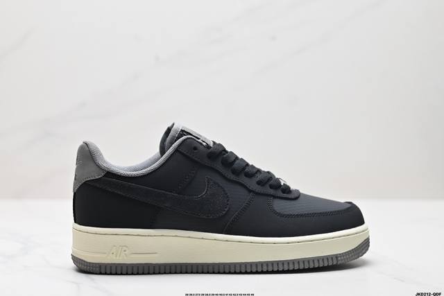 公司级耐克nike Air Force 1‘07 空军一号低帮百搭休闲运动板鞋。柔软、弹性十足的缓震性能和出色的中底设计，横跨复古与现代的外型结合，造就出风靡全