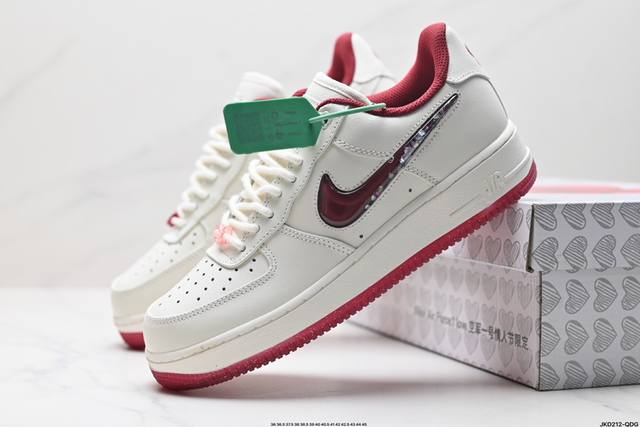 公司级耐克nike Air Force 1‘07 空军一号低帮百搭休闲运动板鞋。柔软、弹性十足的缓震性能和出色的中底设计，横跨复古与现代的外型结合，造就出风靡全