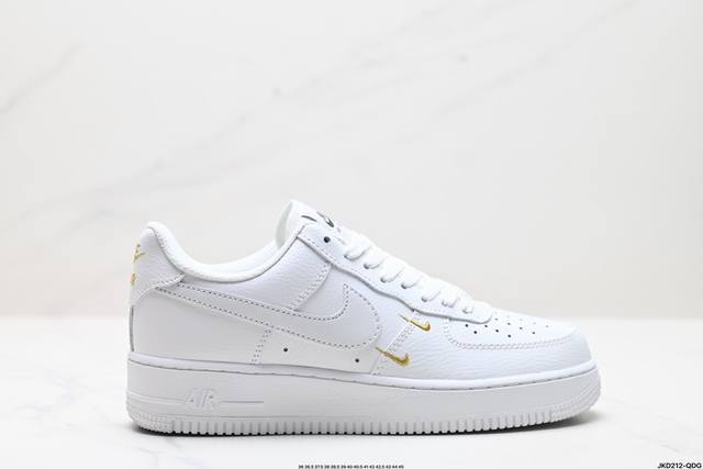 公司级耐克nike Air Force 1‘07 空军一号低帮百搭休闲运动板鞋。柔软、弹性十足的缓震性能和出色的中底设计，横跨复古与现代的外型结合，造就出风靡全