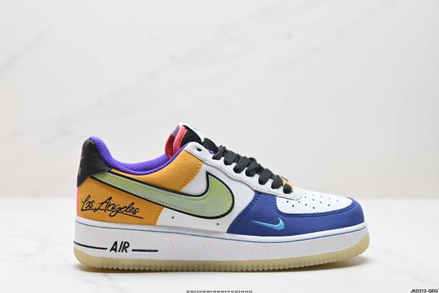 公司级耐克nike Air Force 1‘07 空军一号低帮百搭休闲运动板鞋。柔软、弹性十足的缓震性能和出色的中底设计，横跨复古与现代的外型结合，造就出风靡全