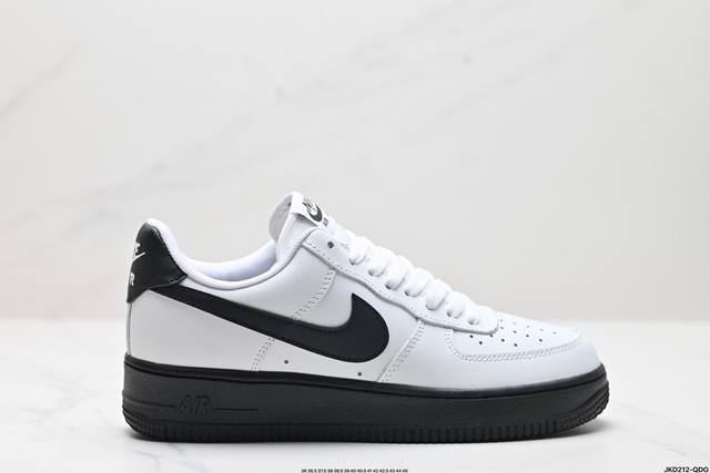 公司级耐克nike Air Force 1‘07 空军一号低帮百搭休闲运动板鞋。柔软、弹性十足的缓震性能和出色的中底设计，横跨复古与现代的外型结合，造就出风靡全