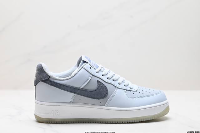 公司级耐克nike Air Force 1‘07 空军一号低帮百搭休闲运动板鞋。柔软、弹性十足的缓震性能和出色的中底设计，横跨复古与现代的外型结合，造就出风靡全