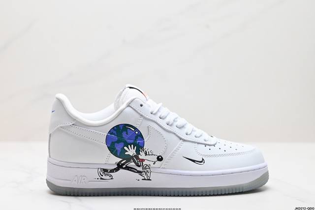 公司级耐克nike Air Force 1‘07 空军一号低帮百搭休闲运动板鞋。柔软、弹性十足的缓震性能和出色的中底设计，横跨复古与现代的外型结合，造就出风靡全